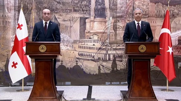 Bakan Yerlikaya duyurdu: Kırmızı bültenle aranan 588 kişi...